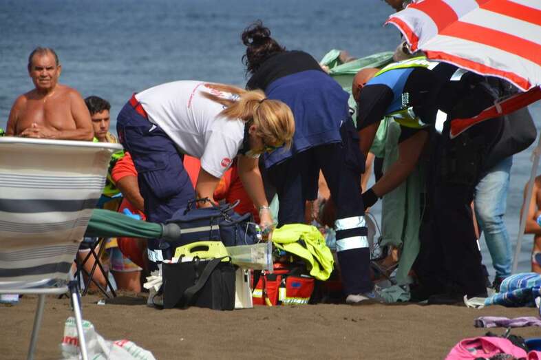 Personal de una ambulancia en Melenara, en una foto de archivo (Foto TA)